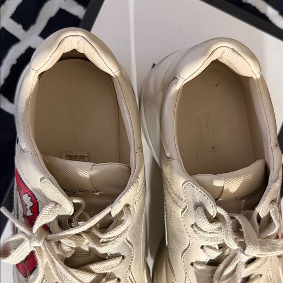 Gucci Off-White Sneakers with Red Lips Design - Picture 4 of 6
